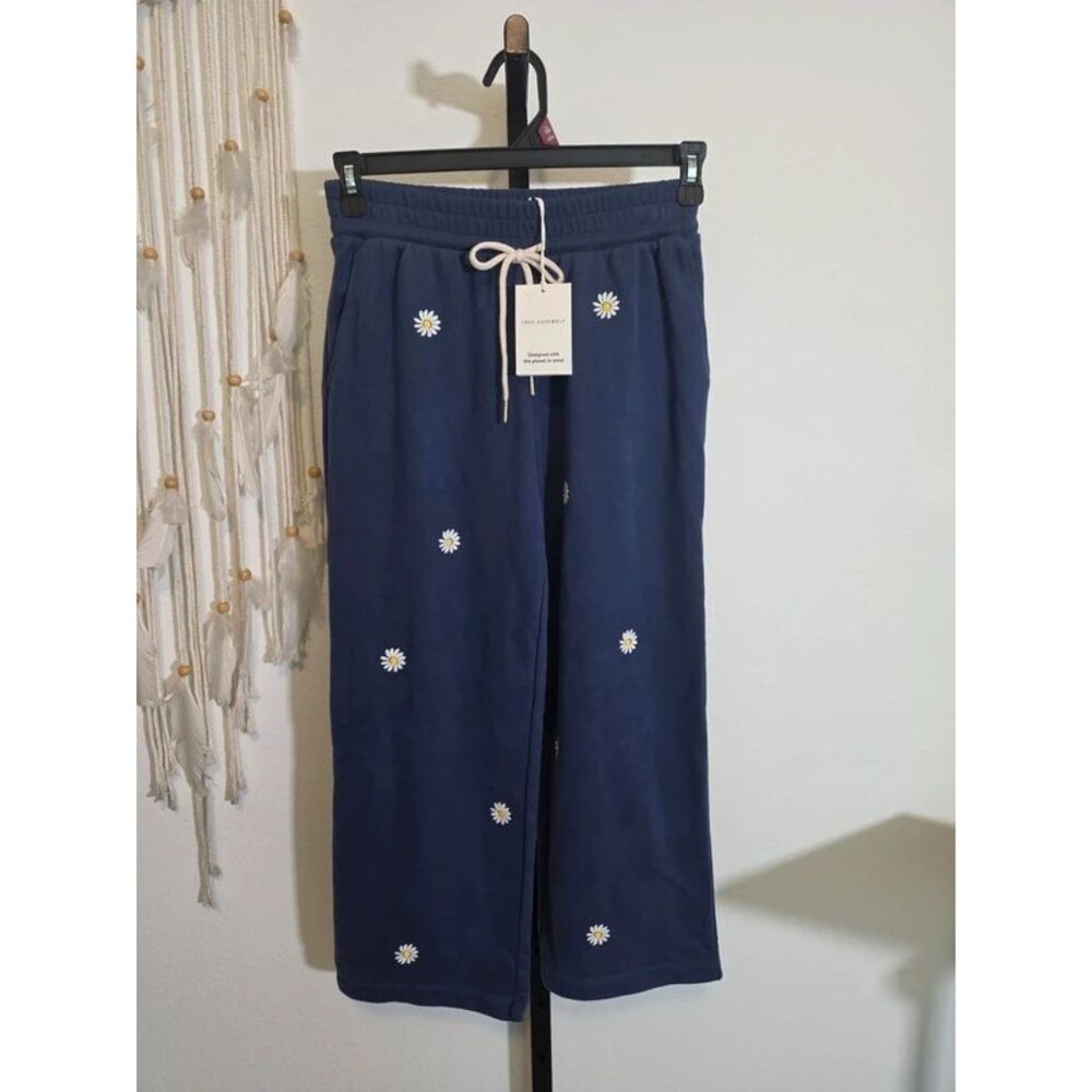 Free assembly joggers size xs